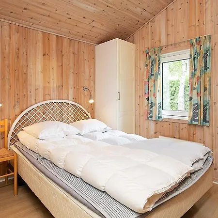 4 Star In Vaeggerlose Feriehus Bøtø By